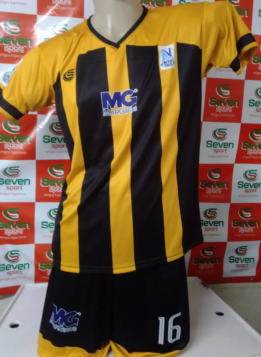 Uniforme personalizado do time Margirius, frente da camisa com shorts e meião.