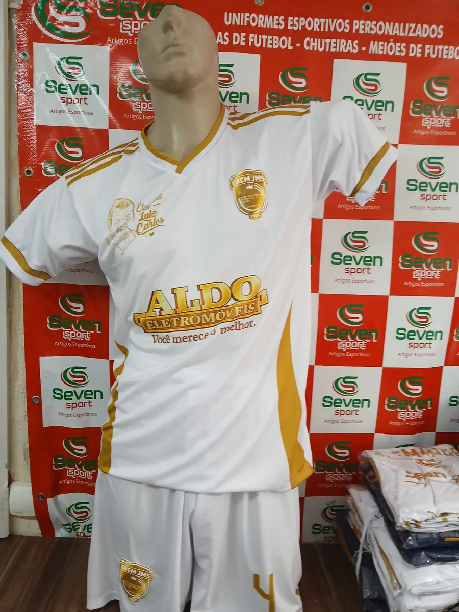 Uniforme personalizado do time Erem JMs, frente da camisa com shorts e meião.