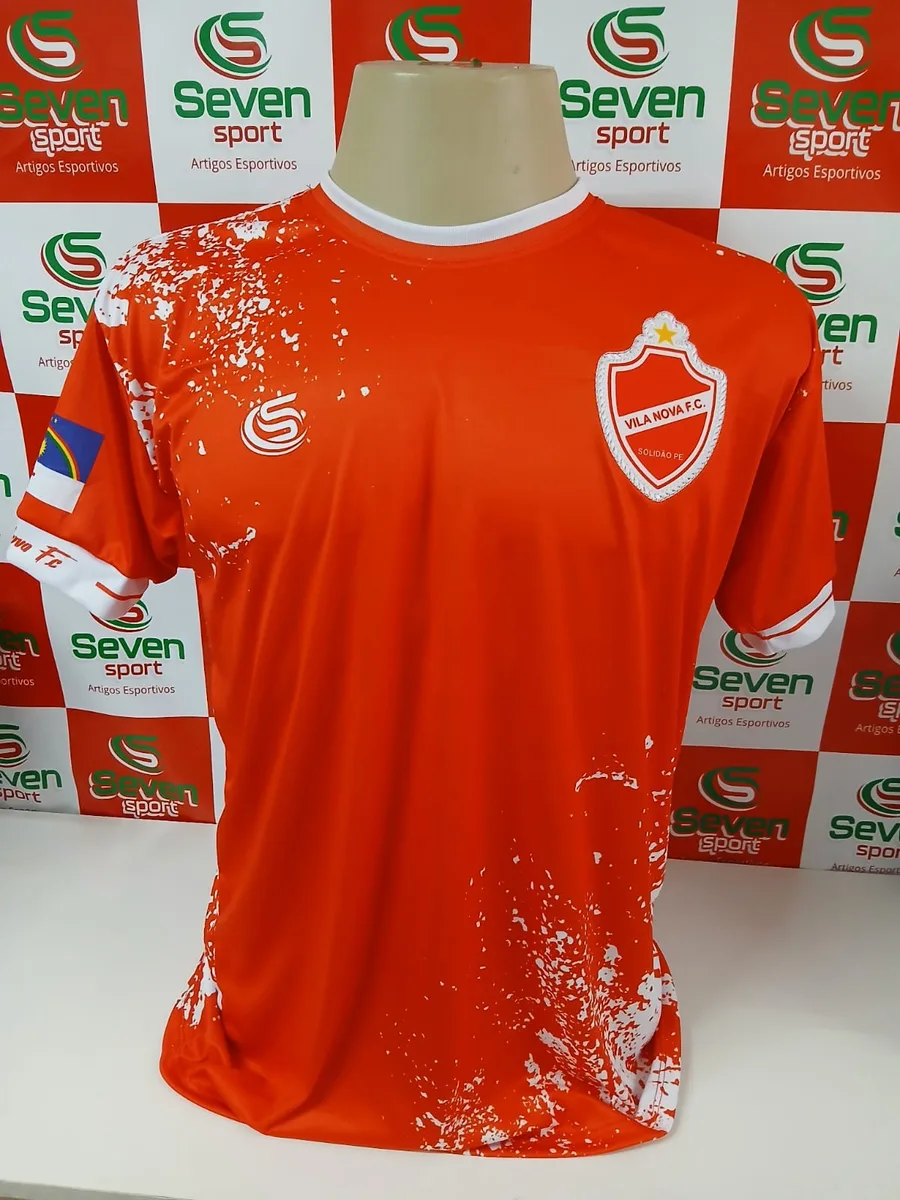 Uniforme personalizado do time Vila Nova Solidão Pe.: frente e costas da camisa, com shorts, escudo e numeração.